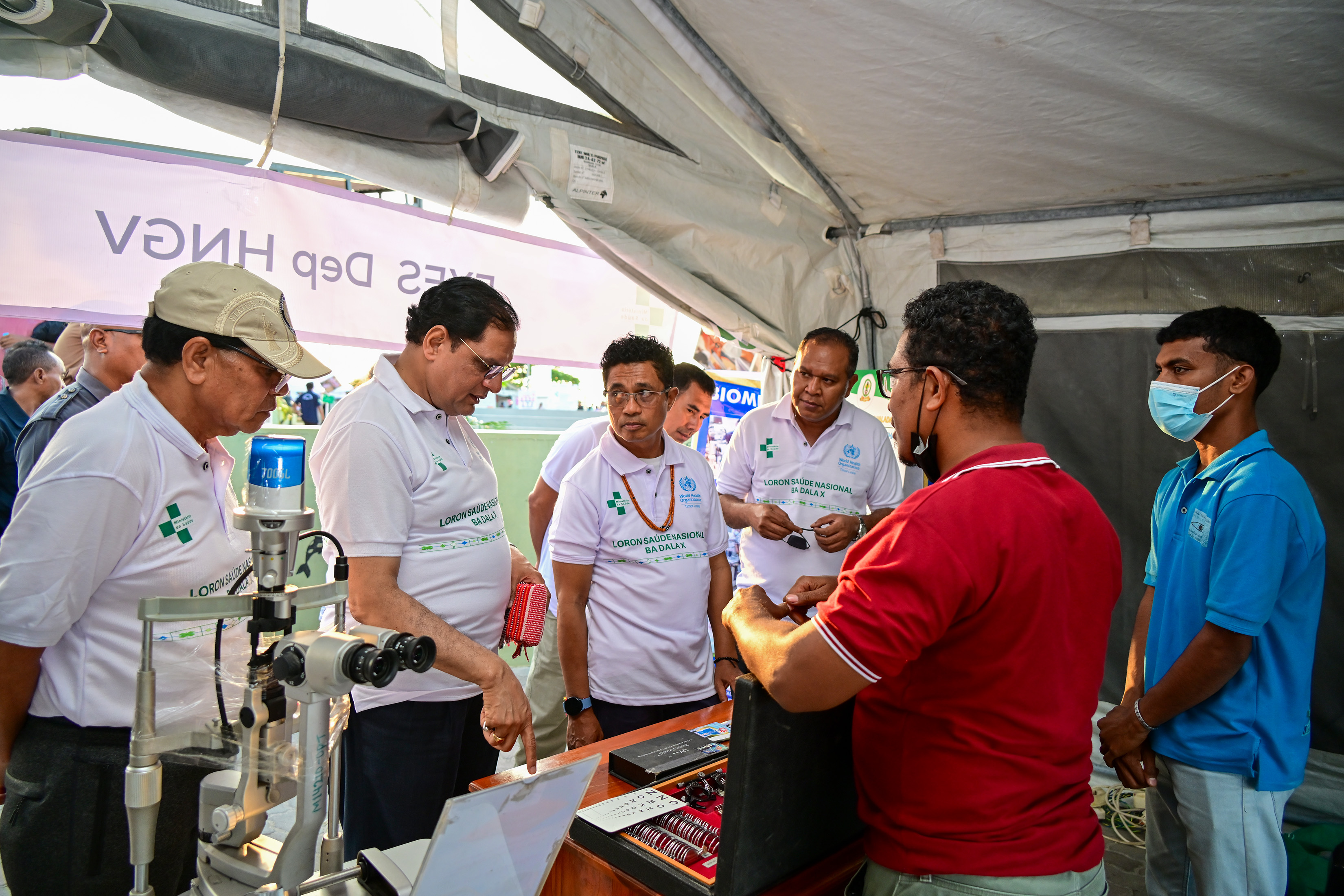 Vice Prime Minister Mariano Assanami Sabino, accompanied by the WHO Representative and Vice Ministers of Health, visited the health stalls.